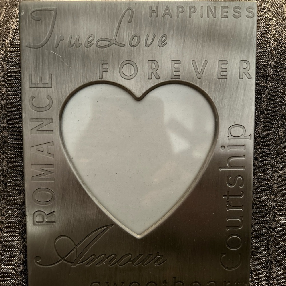 5x7” silver toned heart frame. Perfect for Valentine’s Day!